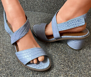 Franco Sarto Womens 9 Light Blue Croc Embossed Heeled Sandal Sling Back Open Toe